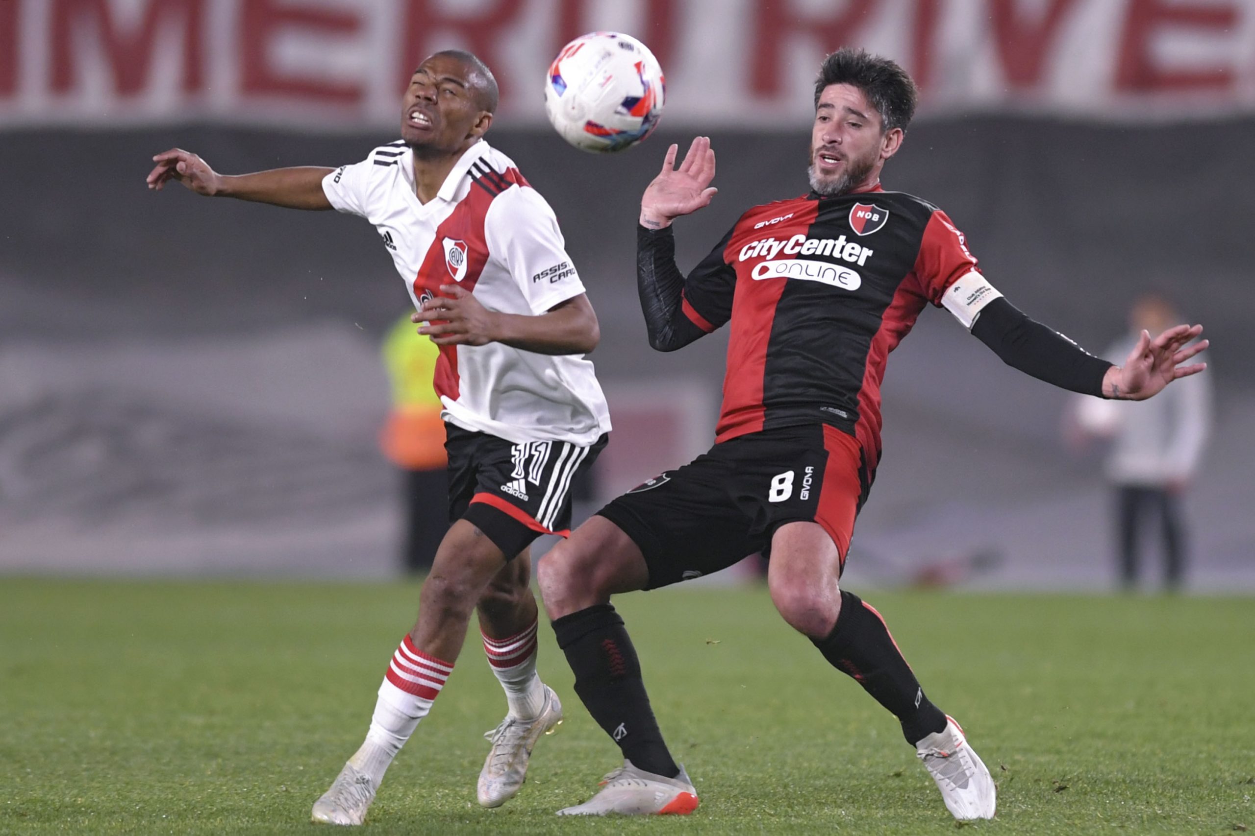 River goleó a Newell's por 4-1 y sigue a la expectativa